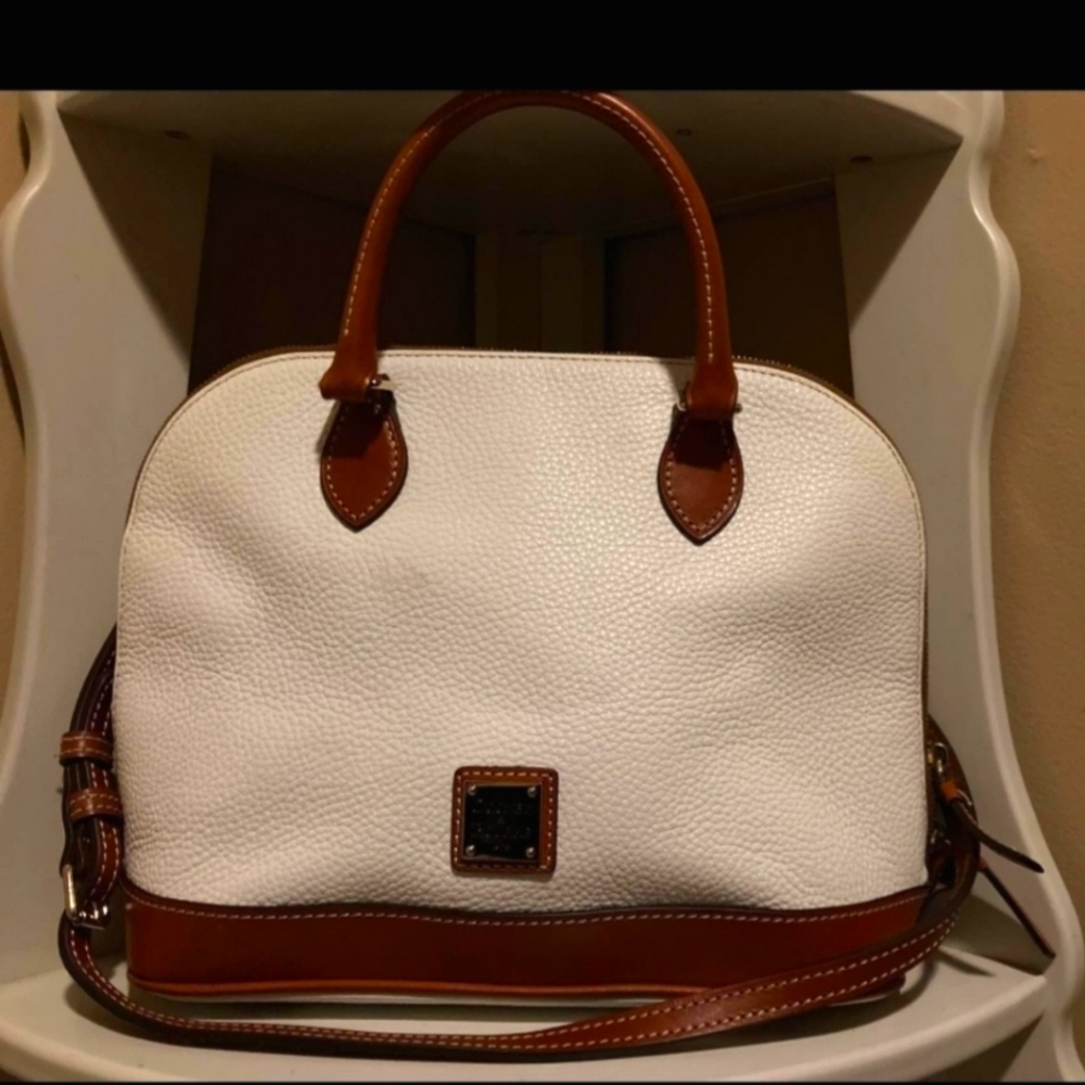 Dooney bourke shoulder or crossbody orcshoulderbag. Zipzip